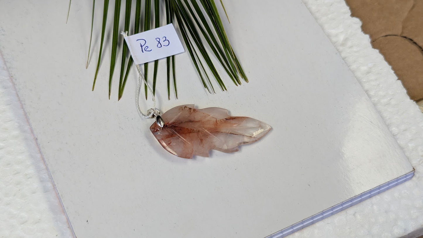 Pe 83 Pendentif Quartz hematoide Feuille
