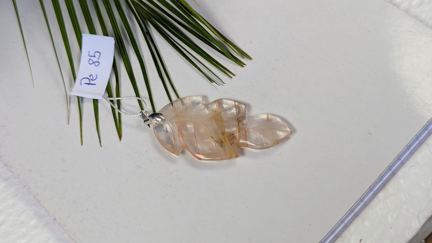 Pe 85 Pendentif Quartz hematoide Feuille