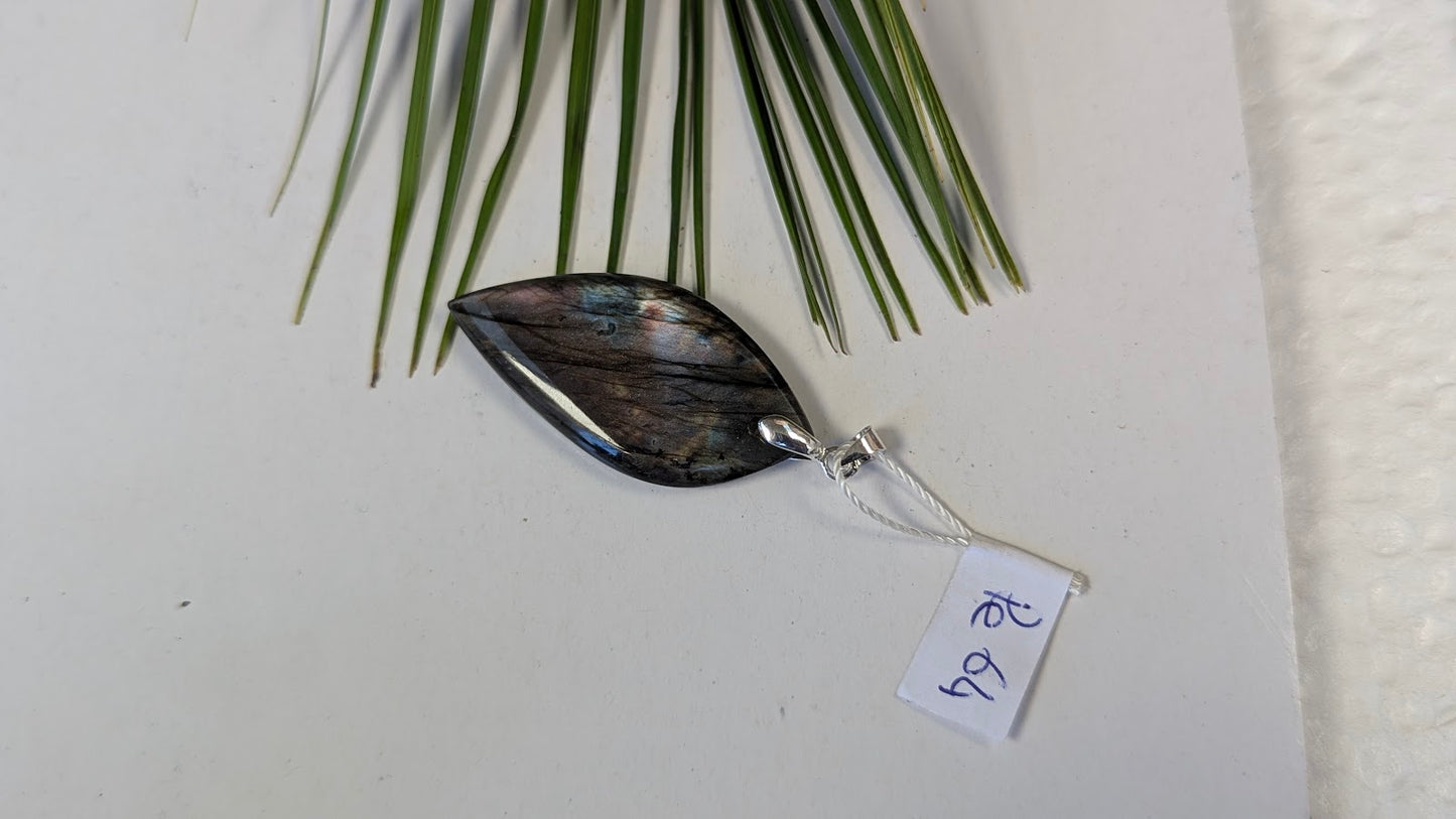 Pe 64 Pendentif Labradorite Feuille