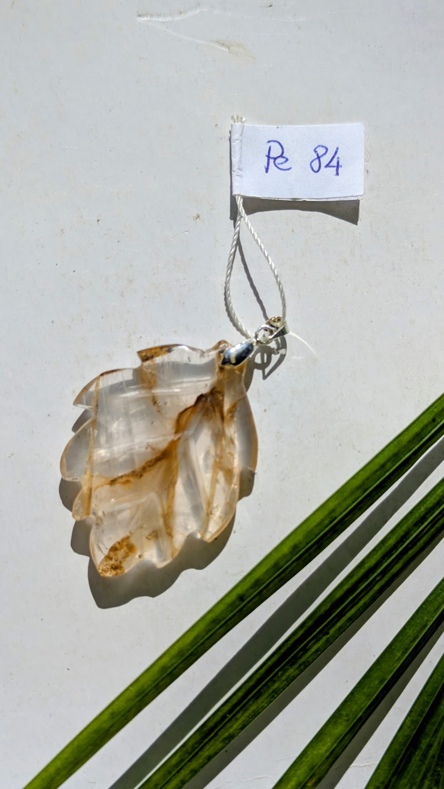 Pe 84 Pendentif Quartz hematoide Feuille