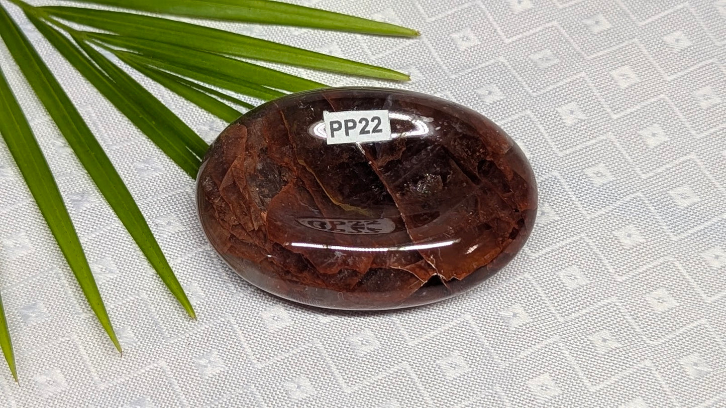 PP22 Quartz hematoide rouge pierre de pouce
