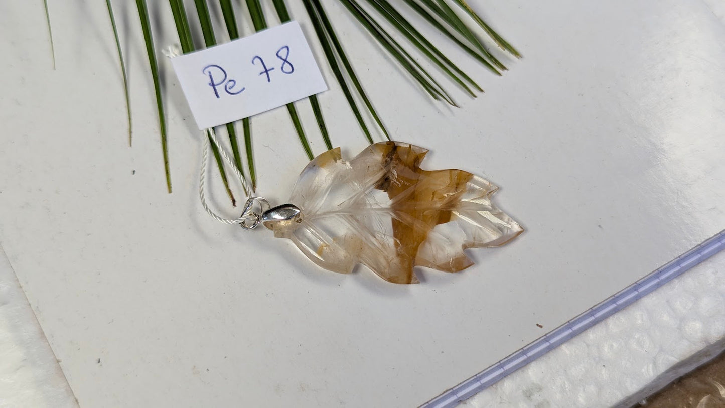 Pe 78 Pendentif Quartz hematoide Feuille