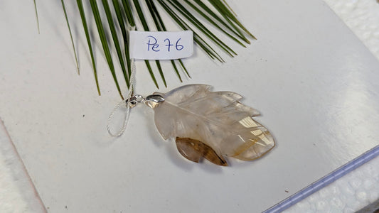 Pe 76 Pendentif Quartz hematoide Feuille