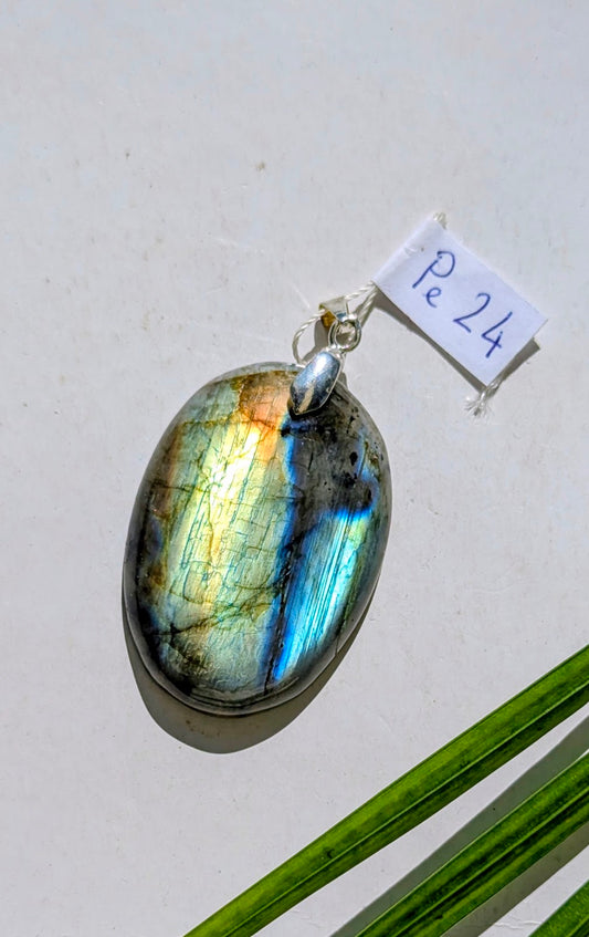 Pe 24 Pendentif Labradorite Ovale