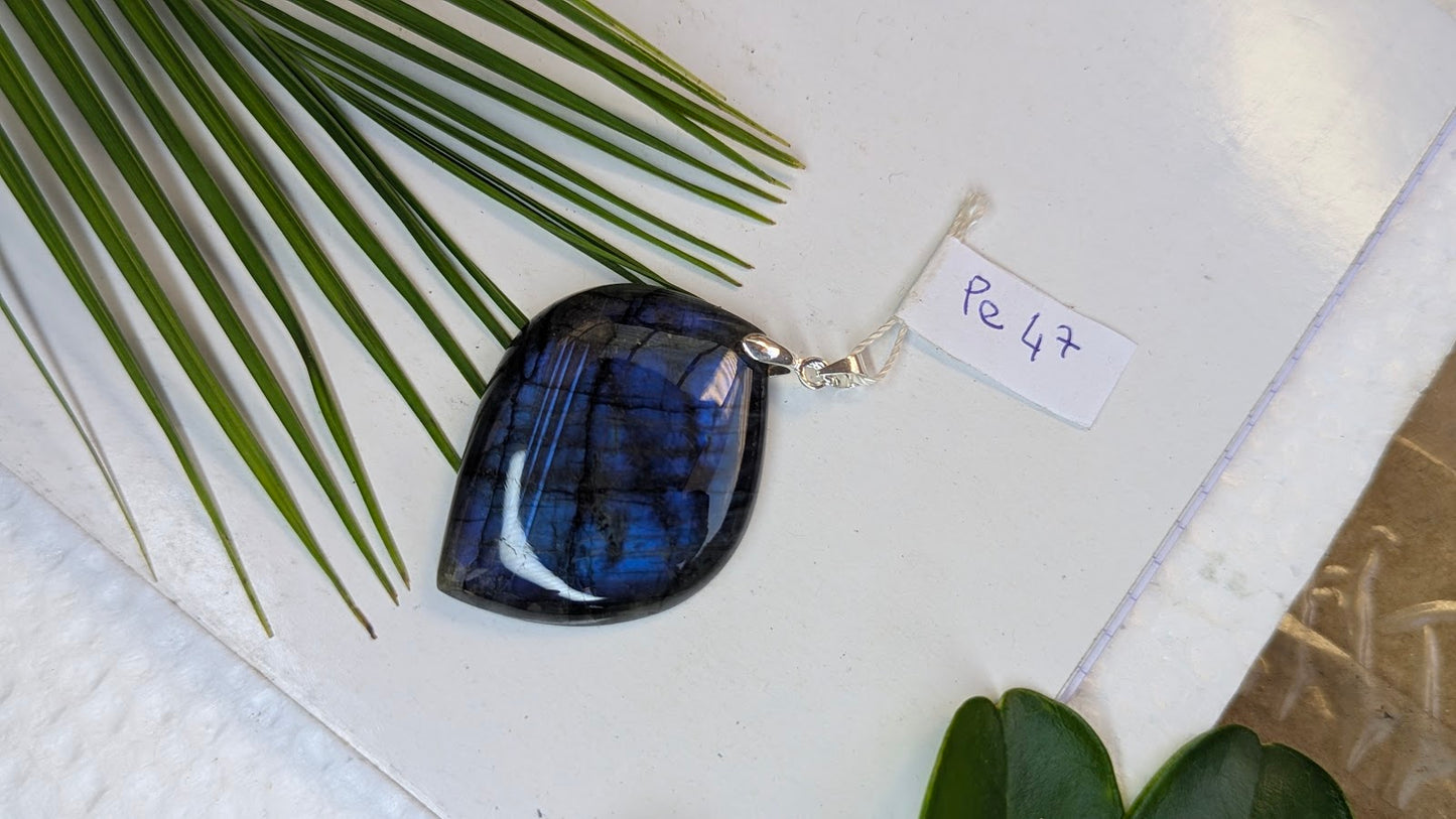 Pe 47 Pendentif Labradorite Feuille