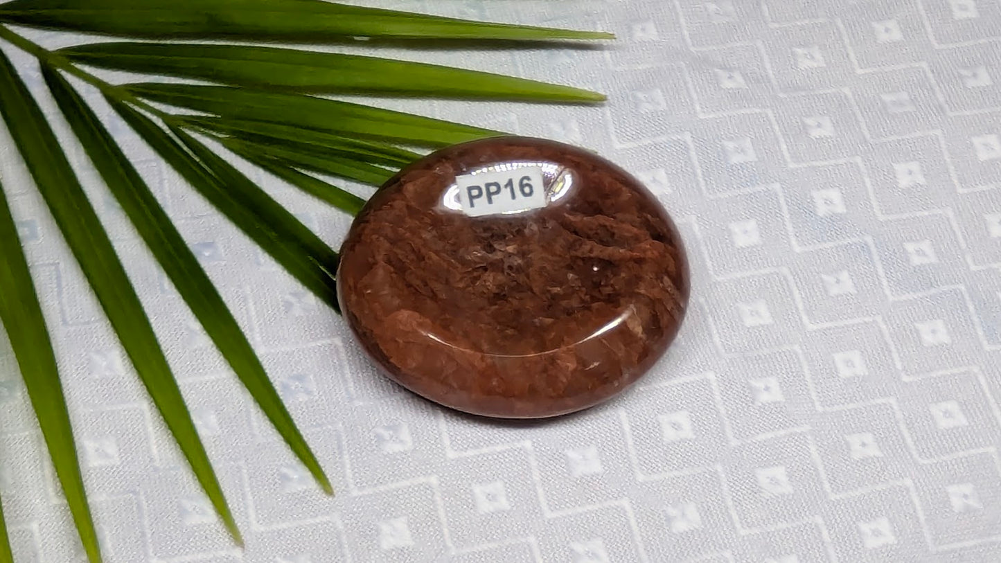 PP16 Quartz hematoide rouge pierre de pouce