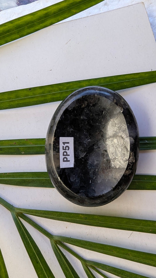 PP51 Iolite Pierre de pouce