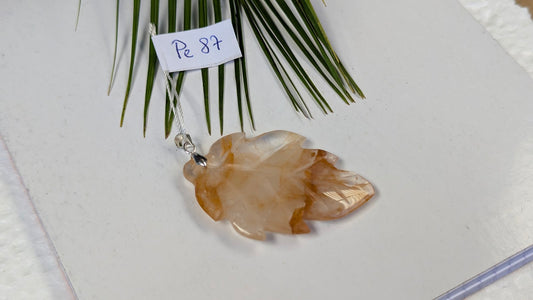 Pe 87 Pendentif Quartz hematoide Feuille