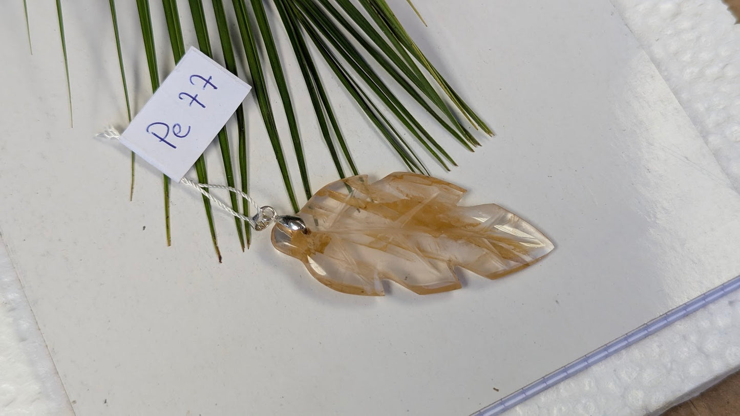 Pe 77 Pendentif Quartz hematoide Feuille