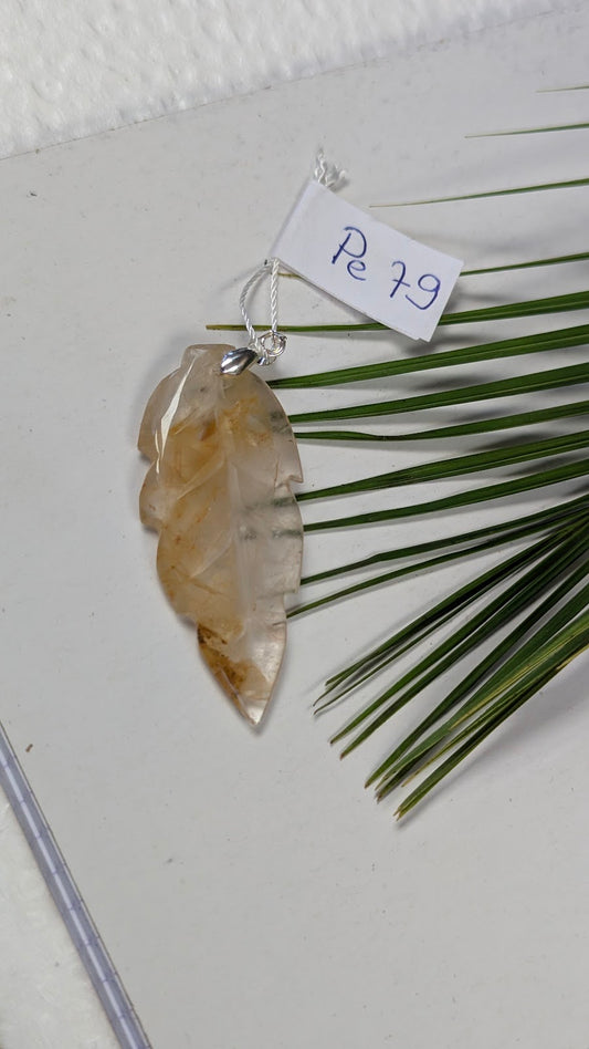 Pe 79 Pendentif Quartz hematoide Feuille