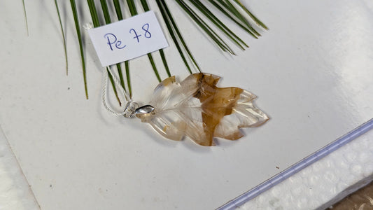Pe 78 Pendentif Quartz hematoide Feuille