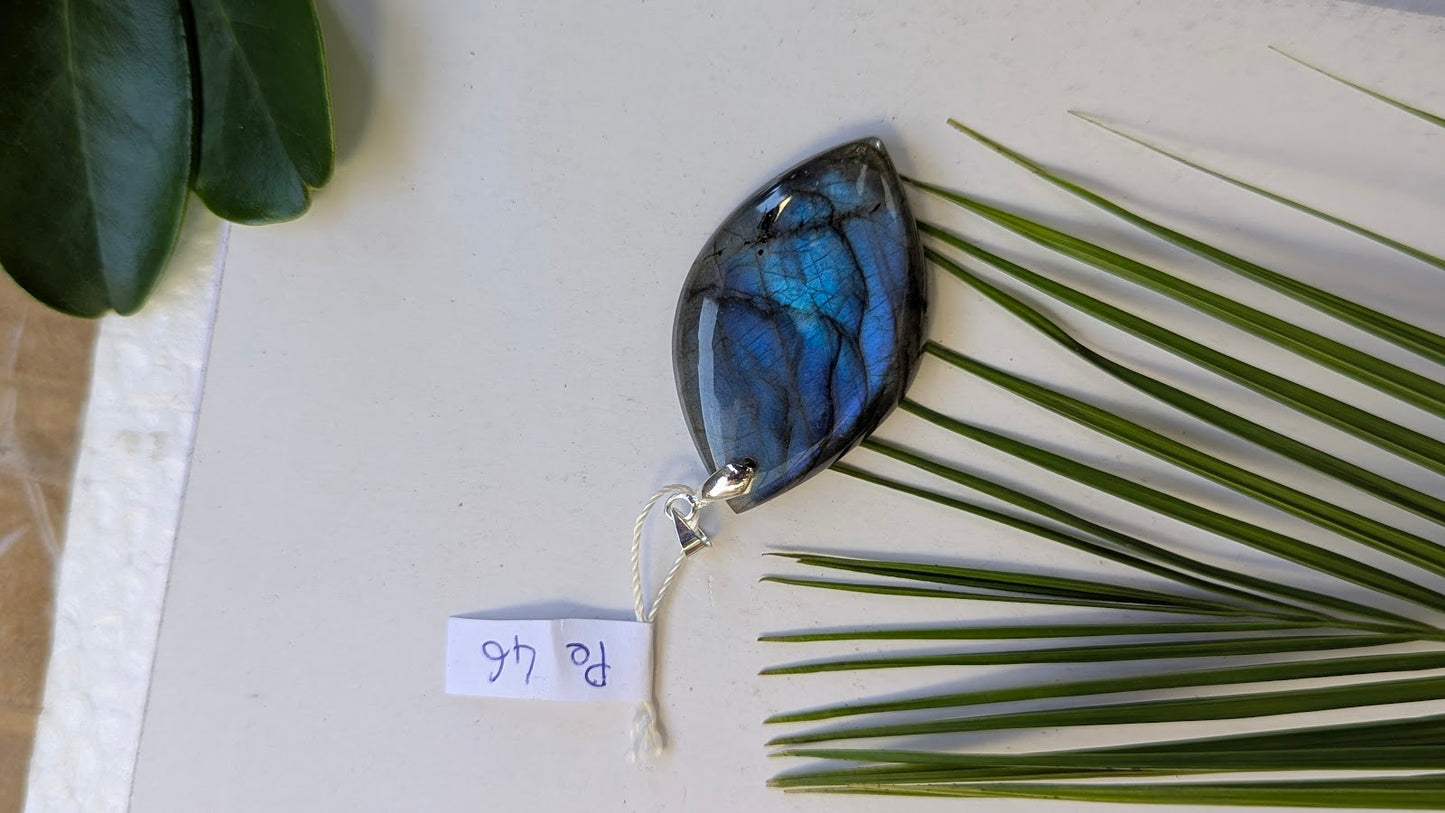 Pe 46 Pendentif Labradorite Feuille