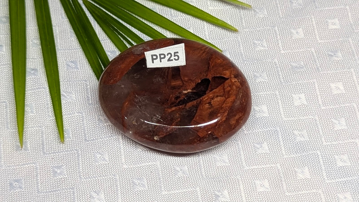 PP25 Quartz hematoide rouge pierre de pouce