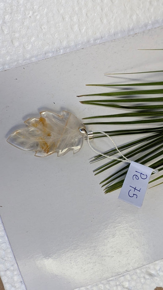 Pe 75 Pendentif Quartz hematoide Feuille
