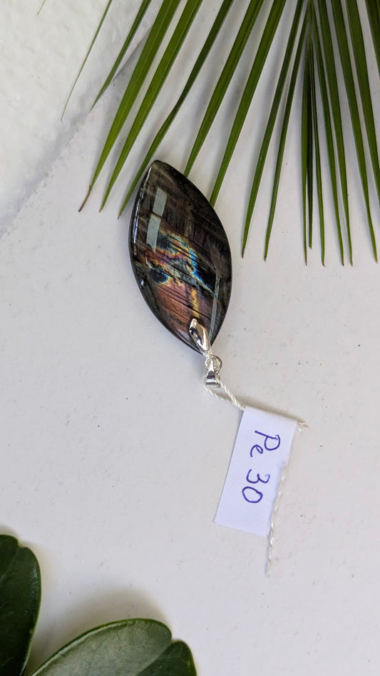 Pe 30 Pendentif Labradorite Feuille