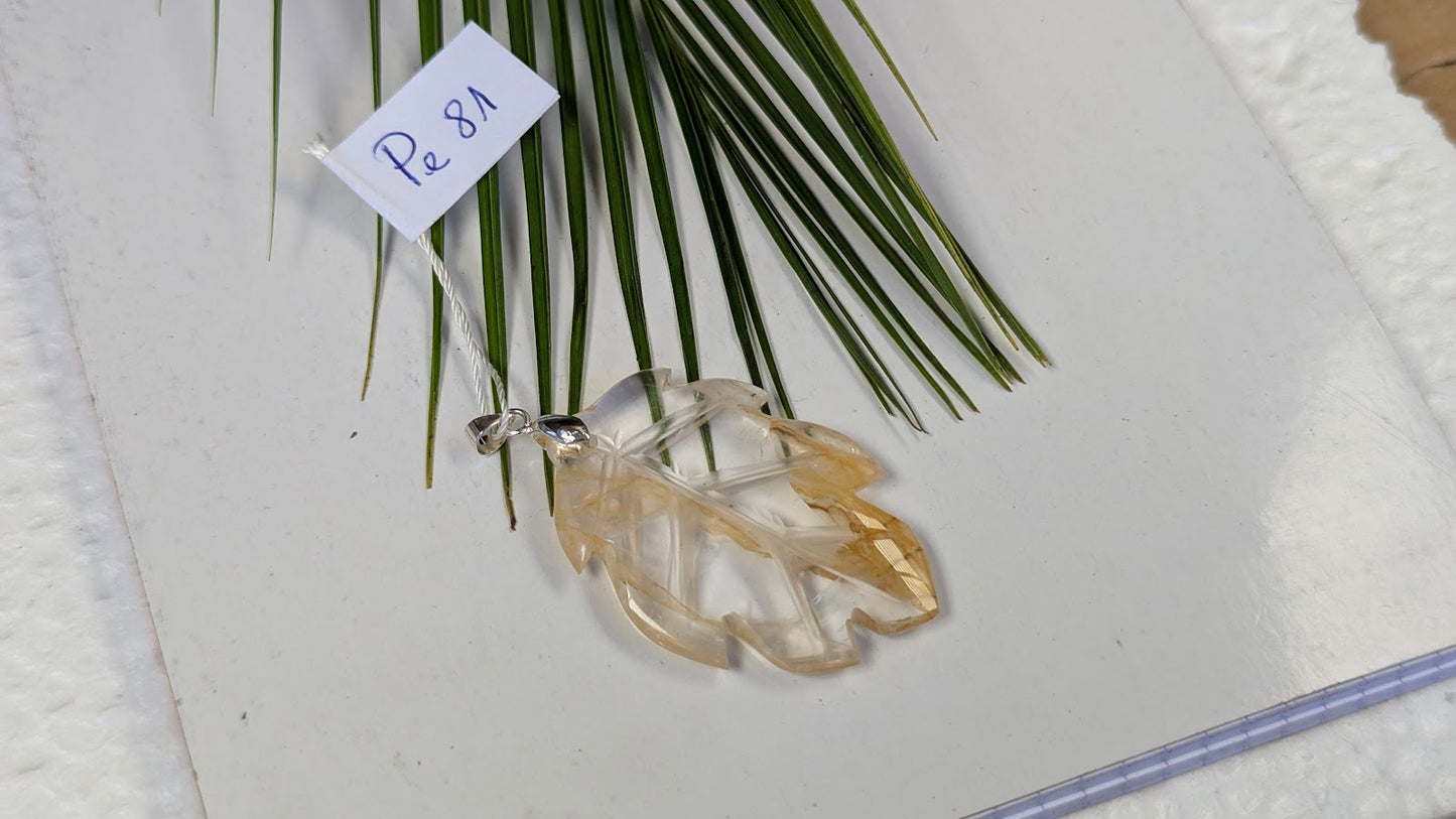Pe 81 Pendentif Quartz hematoide Feuille