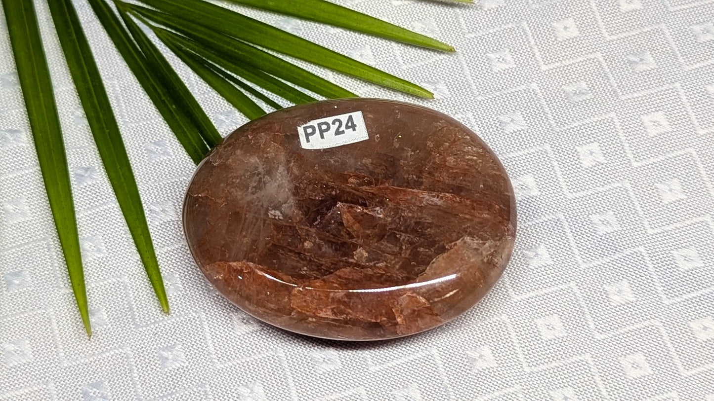 PP24 Quartz hematoide rouge pierre de pouce