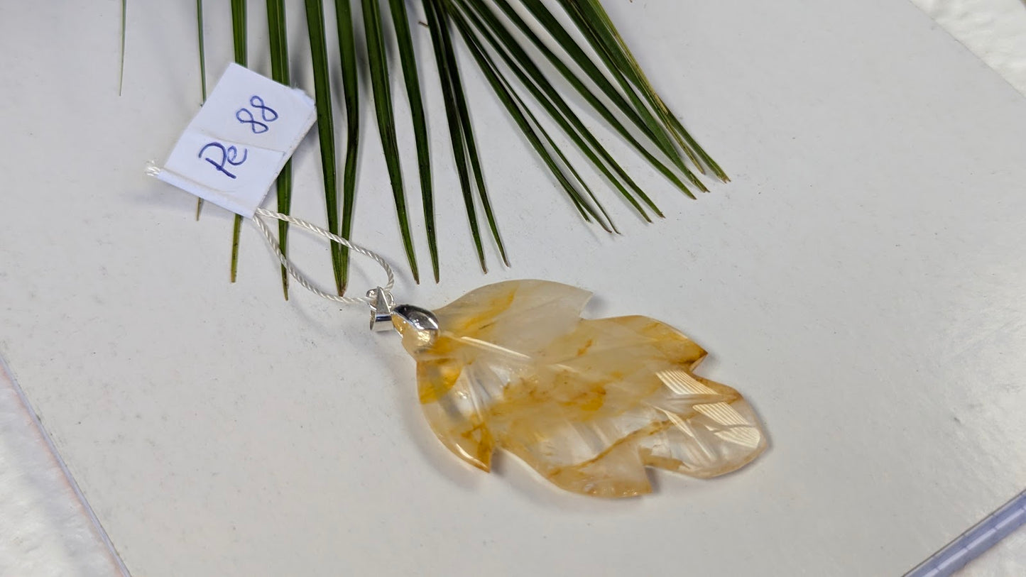Pe 88 Pendentif Quartz hematoide Feuille